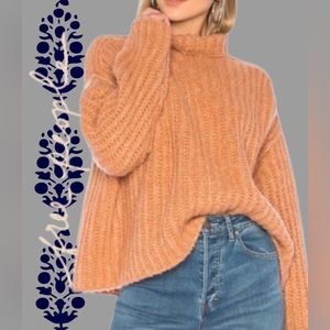 🦋FREE PEOPLE perfect spring, fluffy fox,oversized sweater in papaya
Size: M